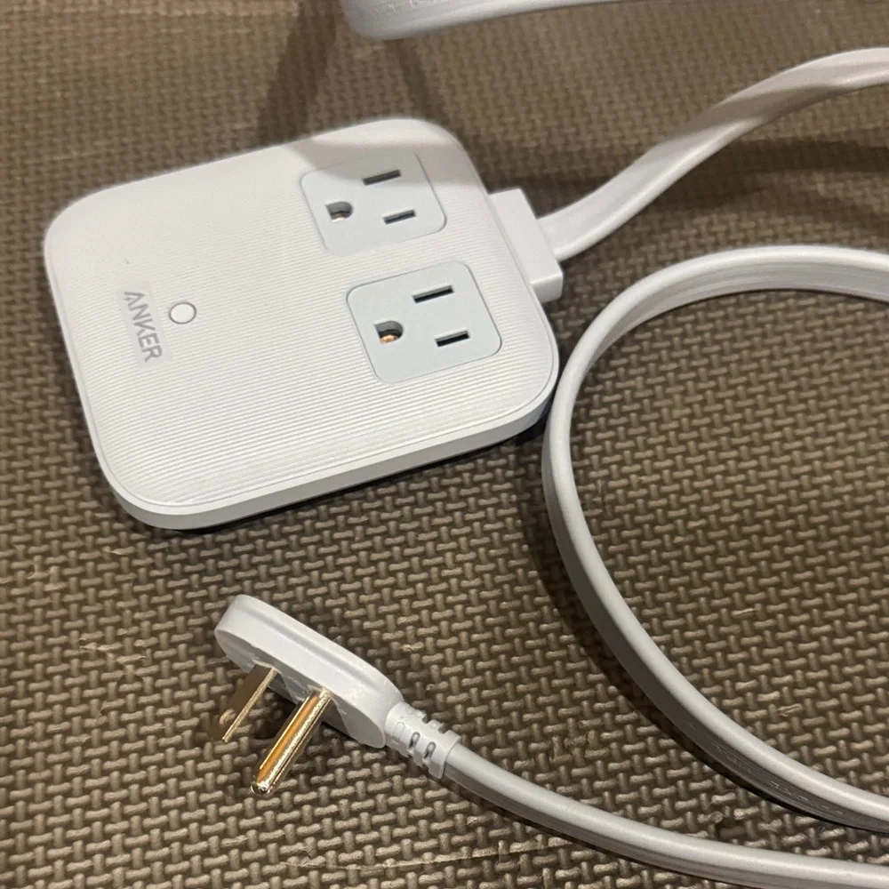 Anker Dual Outlet Power Hub in White